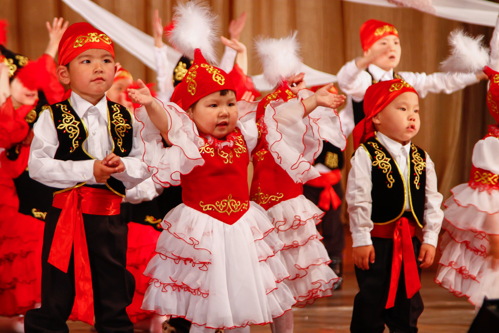 Русско казахские дети. Детский танцевальный костюм казахский. Танцевальные костюмы для детей в детском саду. Дети Кыргызстана в национальной одежде. Национальный наряд кыргызов детям в детский сад.