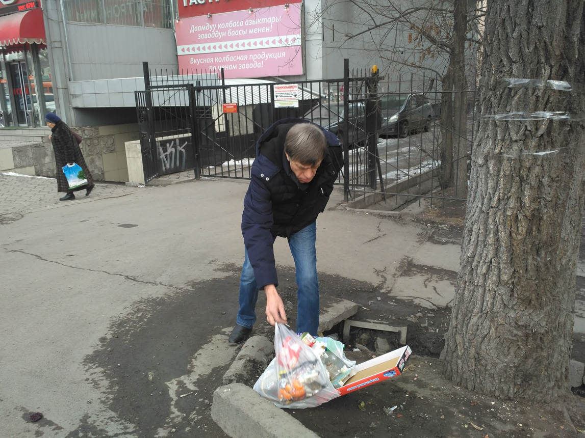 Выбросила ребенка в мусорку в новосибирске. Человек мусорит на улице.